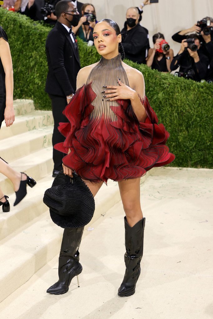 byhems's tweet photo. a maior do met gala. https://t.co/xJ2kbQLdZv