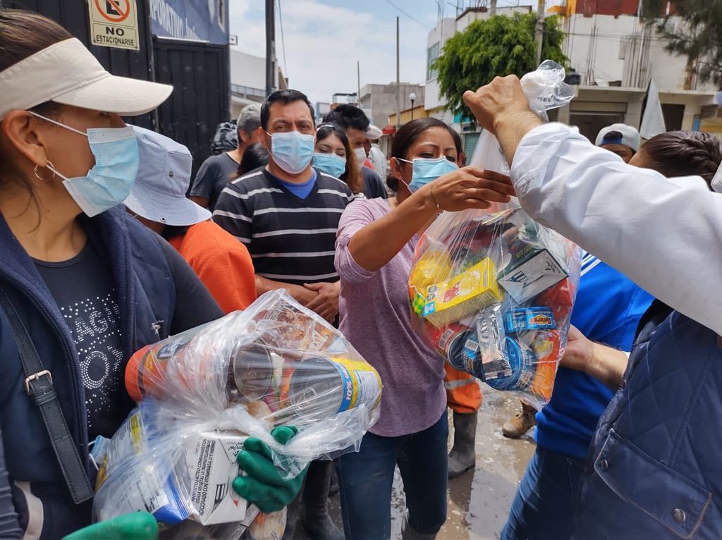 UPFIM_Oficial's tweet photo. Gracias a la solidaridad de la comunidad, hoy se repartió más de 1 tonelada de víveres, ropa y medicamentos a nuestros amig@s de Tula y Tlahuelilpan. 

Agradecemos a l@s estudiantes, padres, madres de familia y personal de la #UPFIM ,que encabezaron esta noble labor. https://t.co/3Uoexx6Y2h