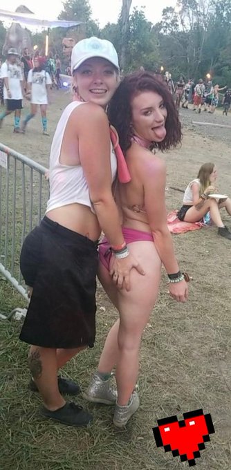 I always say yes to anyone who wants to touch ♡♡ this was a vendor who wanted to grabb my ass https://t