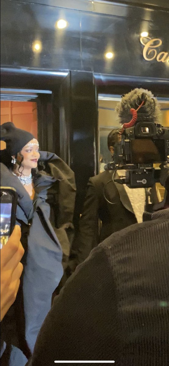 RJsRecipe's tweet image. that face when you know you coming to shake the table 😏 #MetGala