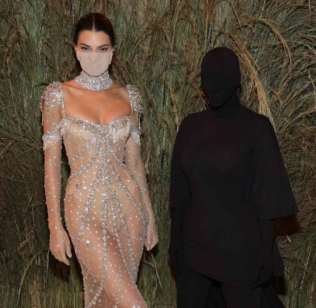 Lizzy_bethR's tweet photo. Bitch I thought that was her shadow 💀💀💀 #MetGala #MetGala2021  #KimKardashian #kimk https://t.co/6Ts9qYb7f8