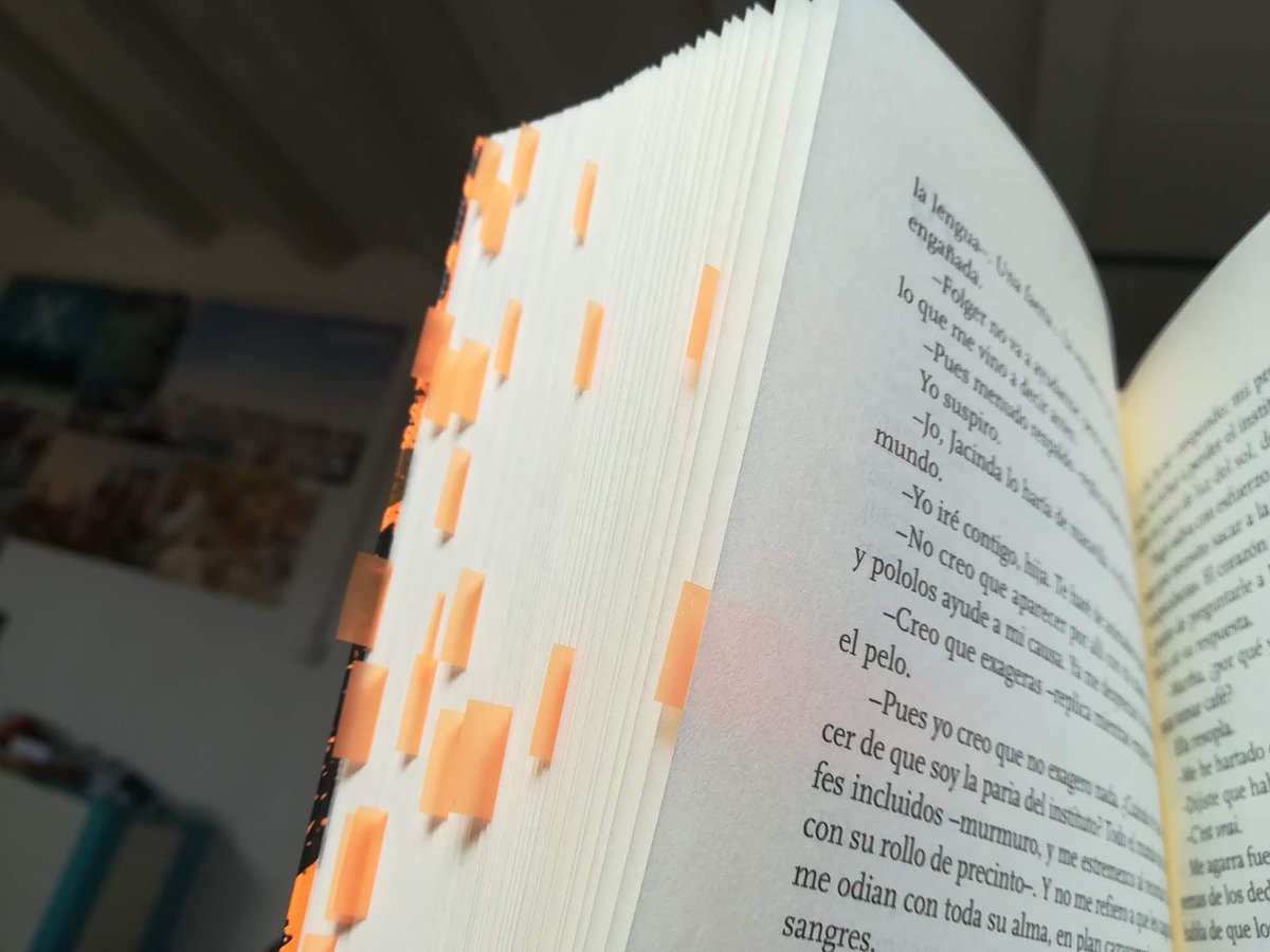Escapedellector's tweet photo. Cuando marco mis libros con esto es porque ellos ya me están marcando a mí. https://t.co/YwZkm11a2q