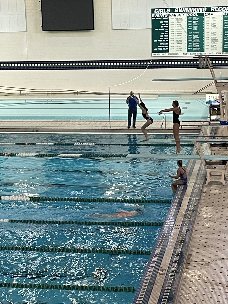 Mr_Burden_TA's tweet image. Day 5: Today I checked out some of our Lady Dragons preparing to compete. @LogirlsD , @LOHSVolleyball  and @lakeorioncheer were working hard to get better today. #AdminChallenge #180DaysOfLearning #AlwaysLakeOrion #NoEasyButton