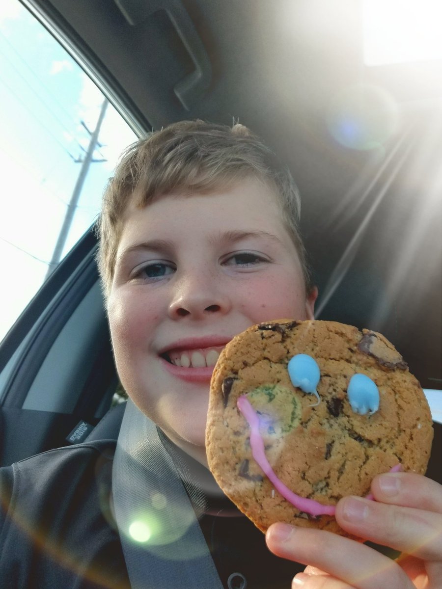 A sweet treat to start the week! <a href="/TapRenfrew/">TAP RENFREW</a> #cookiesforacause #SmileCookies <a href="/TimHortons/">Tim Hortons</a>