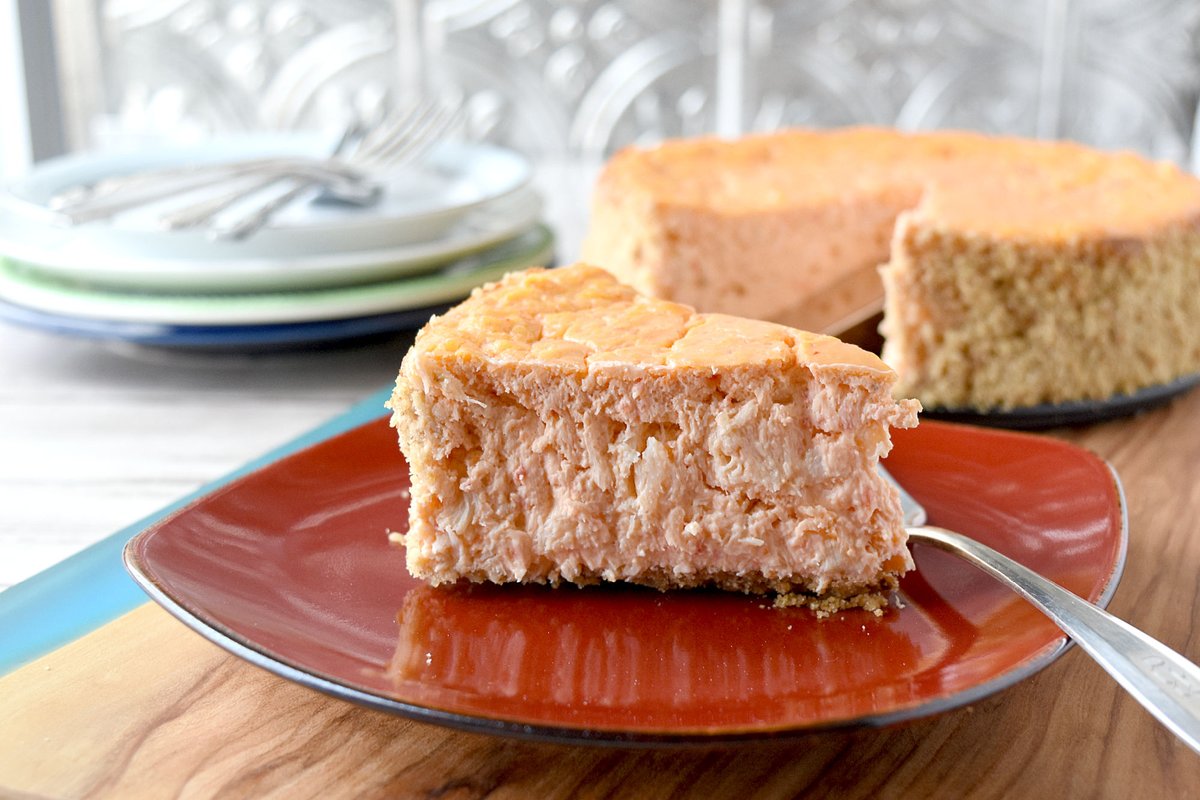 Roasted Red Pepper and Crab Savory Cheesecake has few ingredients, but still delight your family and guests with it's flavor.   #FallFlavors #cheesecake #appetizer #tailgate <a href="/NairnsOatcakes/">Nairn's Oatcakes</a> #ad
Recipe --> bit.ly/2XqMSeW