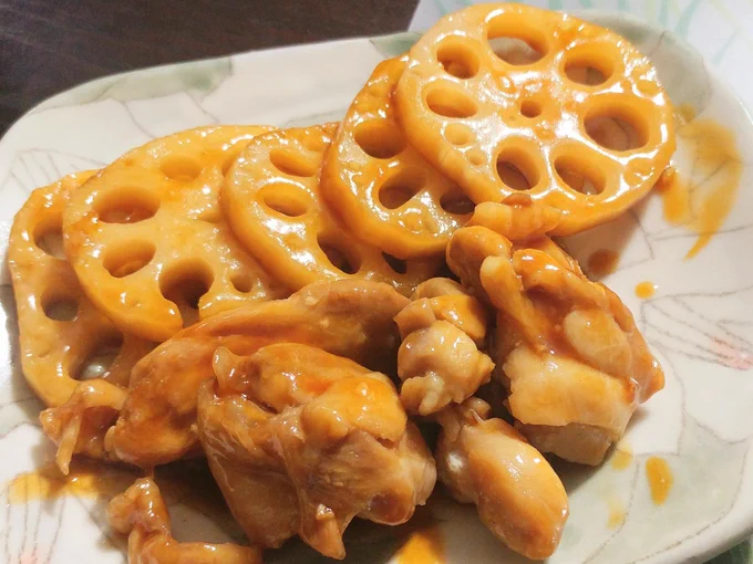 本日は #食いしん坊の日 らしいので、
「レンコンとトリ肉のさっぱり炒め」はいかがでしょうか✨

スーパーの広告でレンコンがお買い得だったというのが一番の理由ですが(笑)
鶏肉の部位はなんでも✨
画像はもも肉を使いましたが、胸肉でも美味しいです✨
豚バラ肉でも美味しいです✨ 