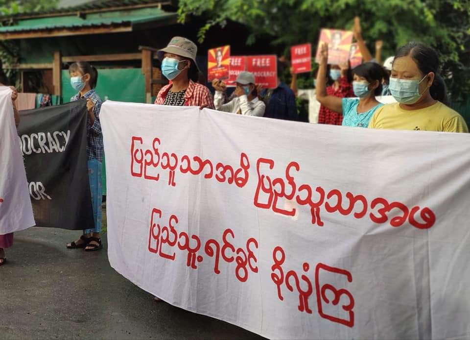 KaungKhantHto10's tweet photo. "@NUGMyanmar is our government &amp; #PeopleDefenceForce(PDFs) is our army"

Restless pro-democracy residents in #Kale tsp continued their anti-regime protest on Sep 14.
#UN_NoProcrastination
#Sep14Coup 
#WhatsHappeningInMyanmar https://t.co/Mb3PuQI8bJ