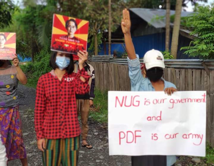 b3rry_y's tweet photo. "NUG is Our Government and PDF is Our Army" chanted slogans by the residents from Kale, Sagaing as in support of the NUG Government this morning.

#UN_NoProcrastination #Sep14Coup 
#WhatsHappeningInMyanmar https://t.co/YwBz1HHANe