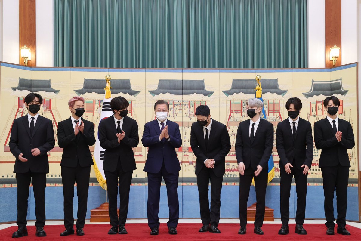BTSdailyinfo's tweet photo. [PHOTOS] 210914 @BTS_twt 

More photos of BTS at the Blue House today to meet President Moon Jae-in  to be appointed as the Special Presidential Envoy for Future Generations and Culture.

#BTS #방탄소년단 https://t.co/0lCASSFdPm