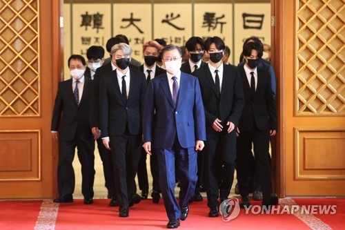 BTSdailyinfo's tweet photo. [PHOTOS] 210914 @BTS_twt 

More photos of BTS at the Blue House today to meet President Moon Jae-in  to be appointed as the Special Presidential Envoy for Future Generations and Culture.

#BTS #방탄소년단 https://t.co/0lCASSFdPm