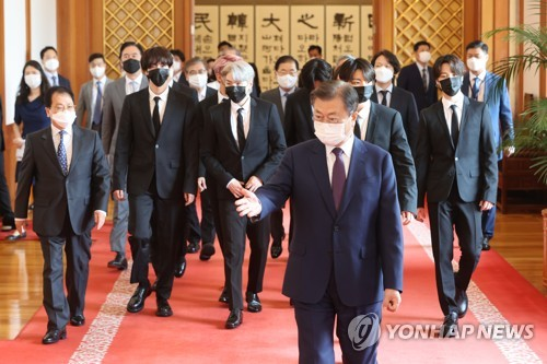BTSdailyinfo's tweet photo. [PHOTOS] 210914 @BTS_twt 

More photos of BTS at the Blue House today to meet President Moon Jae-in  to be appointed as the Special Presidential Envoy for Future Generations and Culture.

#BTS #방탄소년단 https://t.co/0lCASSFdPm