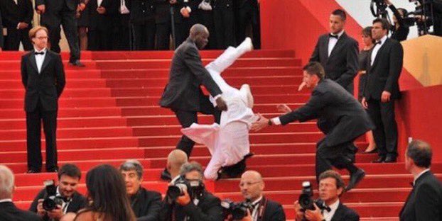 ItsMsTavarez's tweet image. Me after trying to look sexy walking up the stairs #MetGala
