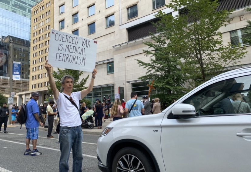 seraphina416's tweet photo. Protestors gather at Toronto General Hospital to support HCWs who uphold the principle of bodily autonomy.

Unvaccinated staff at @uhn face dismissal after the organization decided to apply an indiscriminate vaccination mandate to its employees. 
/1

#Toronto
#COVID19 https://t.co/M7tiA3wWTy