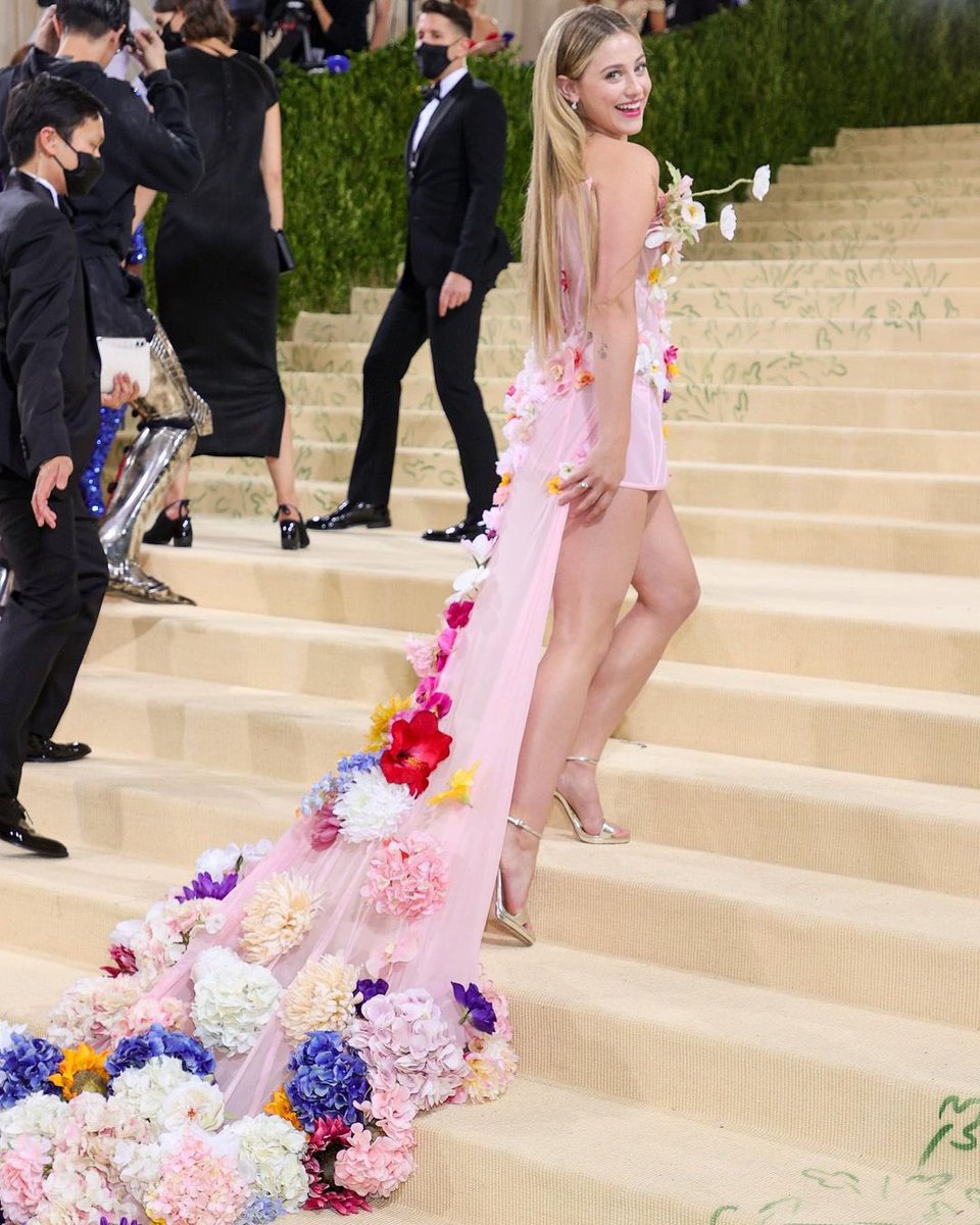 magicaljulesxo's tweet photo. FLOWER POWER. Lili is absolutely beautiful!!! 😍💖🌸🦋✨ #MetGala #MetGala2021 https://t.co/zjolb7Enig