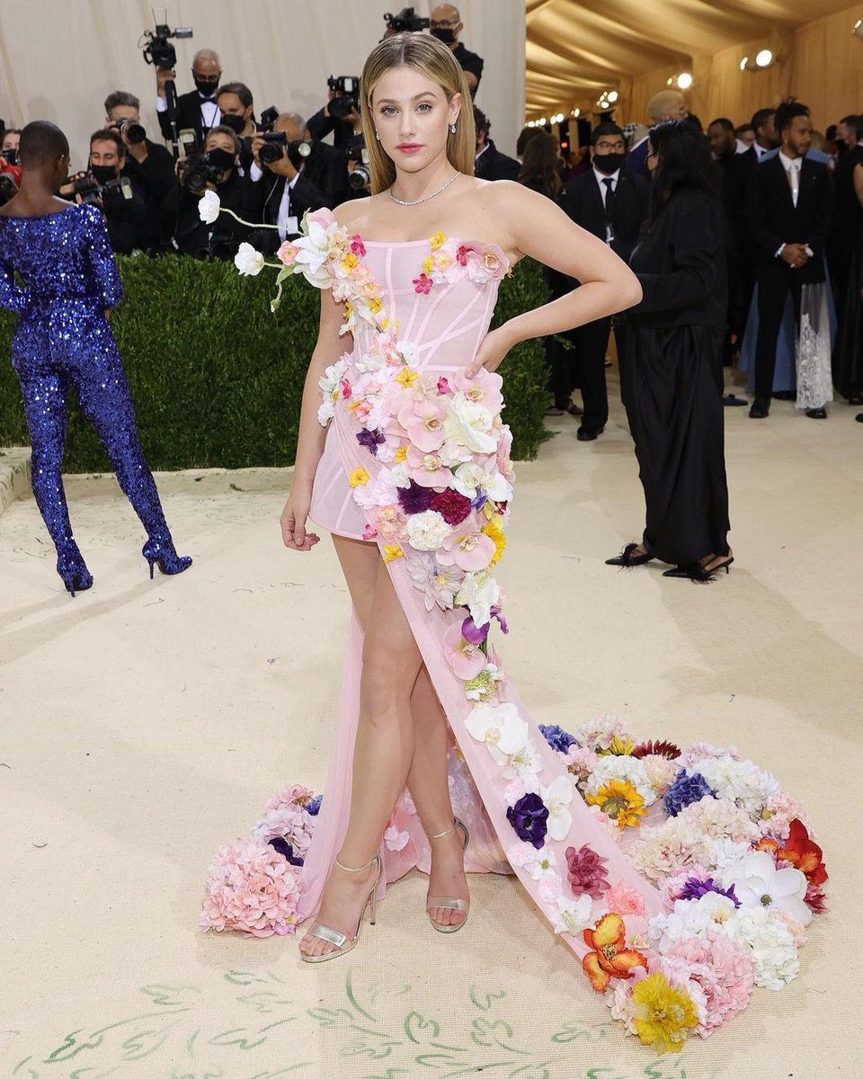 magicaljulesxo's tweet photo. LOVE the flower detail!!! To honor this year’s MET Gala theme “In America: A Lexicon of Fashion”, Lili’s dress features the official flower of all 50 states. So creative &amp; pretty! 🥰❤️💕🦋🌸🌹✨ 

#MetGala #MetGala2021 https://t.co/ndeXaKOpf7