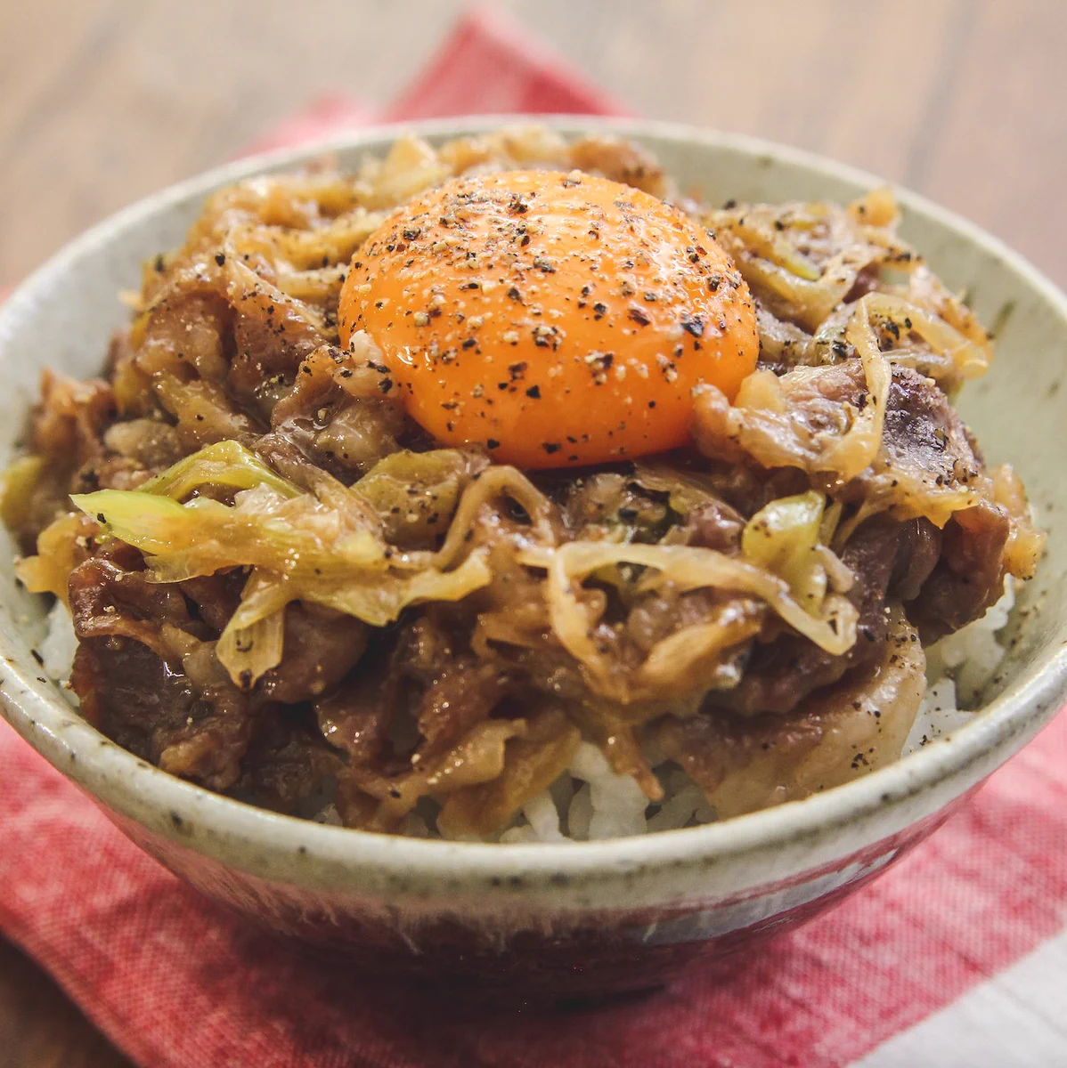 ご飯が止まらなくなっちゃう美味しさ？！絶妙な甘辛味に仕上がるという「豚丼」レシピ！