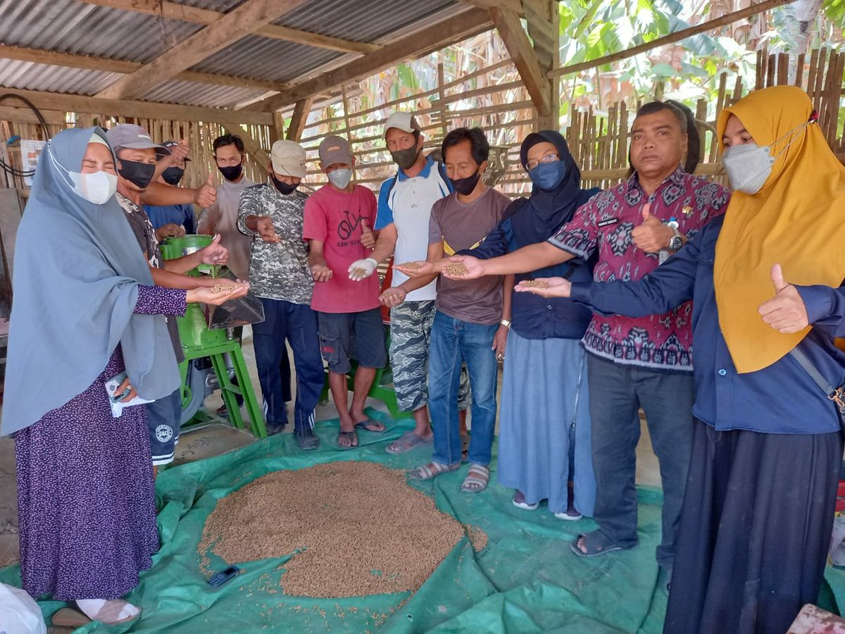 IkaMainar's tweet photo. Pelatihan Pembuatan Pakan Buatan di Pokdakan Namatajang, dsn Omo, ds Penyaring, Kec Moyo Utara, Kab Sumbawa-NTB, Kamis 9 sept 2021, binaan Luhkan Mainar Ika Asfanti, S.Pi
#GiatLuhkanSatminkalGONDOL 
#luhlapor 
#luhkansumbawaNTB https://t.co/a9ye6kGbZi