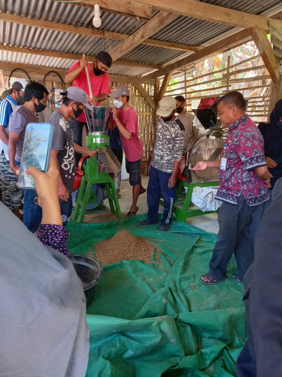 IkaMainar's tweet photo. Pelatihan Pembuatan Pakan Buatan di Pokdakan Namatajang, dsn Omo, ds Penyaring, Kec Moyo Utara, Kab Sumbawa-NTB, Kamis 9 sept 2021, binaan Luhkan Mainar Ika Asfanti, S.Pi
#GiatLuhkanSatminkalGONDOL 
#luhlapor 
#luhkansumbawaNTB https://t.co/a9ye6kGbZi