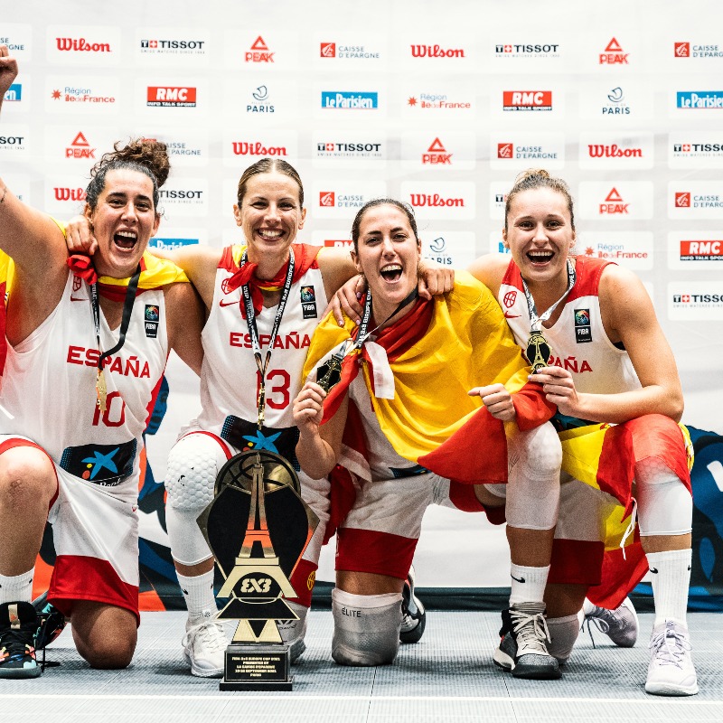 BaloncestoESP's tweet photo. La #SelFEM3x3 🇪🇸 protagonizó el primer ORO 🥇 senior de nuestro baloncesto @FIBA3x3 🥰

#LaFamilia #SomosEquipo