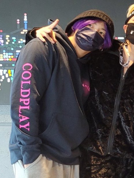 rockstarJKK's tweet photo. PURPLE JUNGKOOK IN A BEANIE 😭 https://t.co/rpUThNNUNx