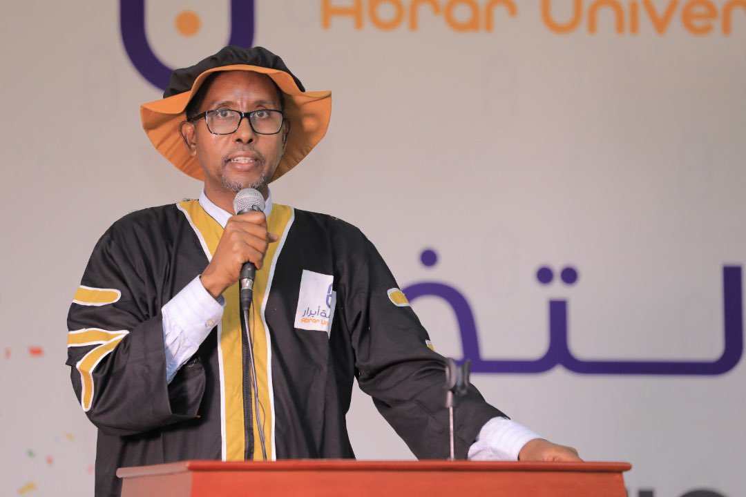 AssociationofSU's tweet photo. Gudoomiyaha Ururka Jaamacadaha Soomaaliyeed @Dahirhasan ayaa ka qayb galay xafladda qalin-jebinta dufcaddii 3aad ee @abrarunivesrity oo lagu qabtay magaalada Muqdisho. https://t.co/8KRj4E1Sly
