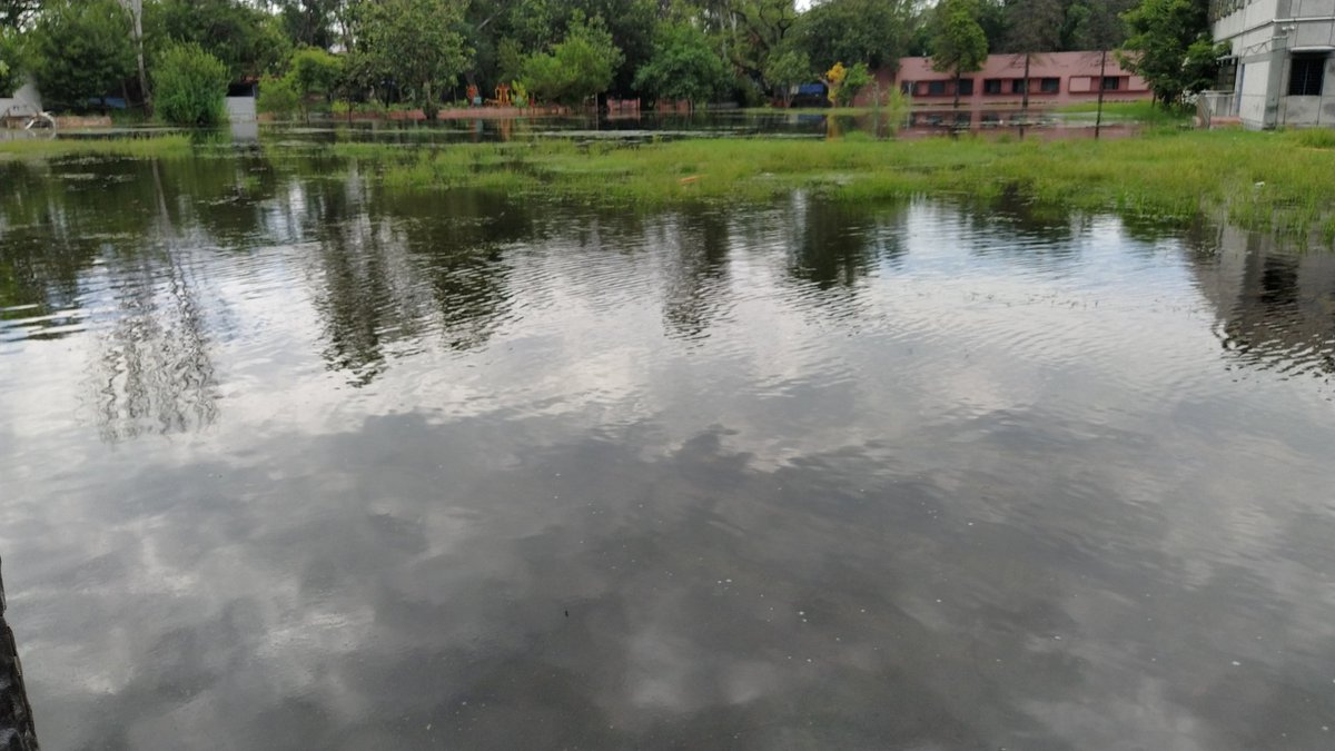 makpreshan's tweet photo. @ArvindKejriwal @DelhiGovtSchool present situation at Karala Vaccination centre. Need boats urgently. https://t.co/HVFAm93Xrm
