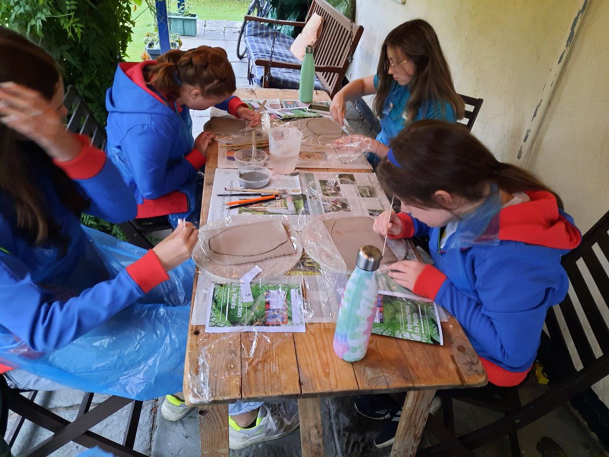 rachelpigott1's tweet photo. We had an amazing pottery evening last night. So lucky to have this studio so close to us. #appletreestudios #pottery #tryingsomethingnew #experiencestoremember @GuidingCymru @Girlguiding https://t.co/HodnMzfyoV