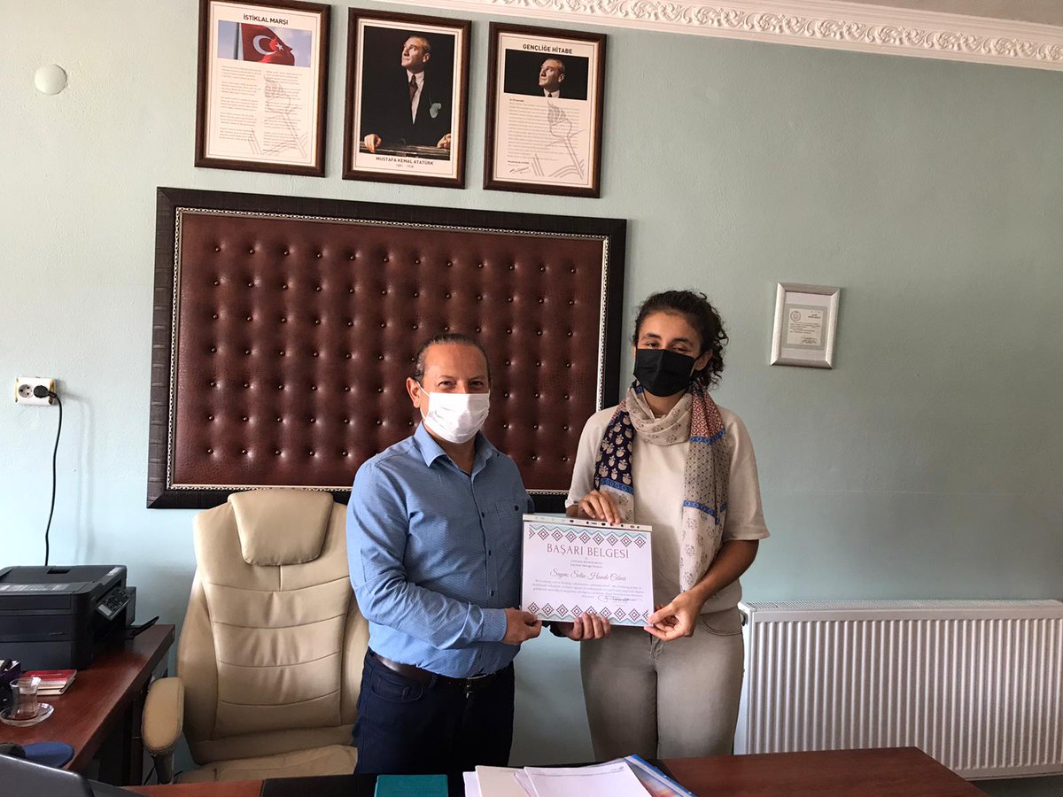 Geçen yıl eTwinning projesi yaparak "Kalite Belgesi" ödülü alan idarcimiz Maşide İncircioğlu ve öğretmenlerimiz <a href="/Shandecebeci/">Selin Hande</a>, <a href="/_1Melekk/">_Melek</a> (Melek Hot)  ve Ümit Muradoğlu'na okul müdürümüz <a href="/hknkadi/">Hakan Kadı</a> tarafından başarı belgesi verildi. <a href="/ismailbas67/">İsmail BAŞ</a> <a href="/ali_tosun77/">Ali TOSUN</a> <a href="/Mhtpz83/">Mehtap Öz</a> <a href="/tretwinning/">eTwinning Türkiye</a>