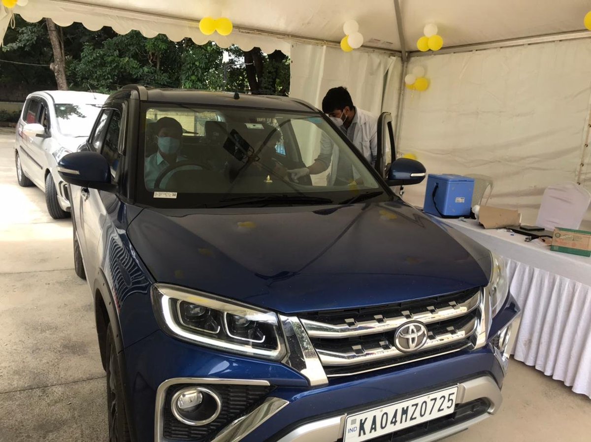 GBASplHealth's tweet photo. One of the USP of Bruhat Lasika Kendra @ Yelahanka is the Drive through vaccination facility with separate counter.
One can drive in to the session, get the Registration &amp; Vaccination, while sitting in their own vehicle &amp; then wait for observation post-vaccination for 30 minutes. https://t.co/e1WJenNYEd