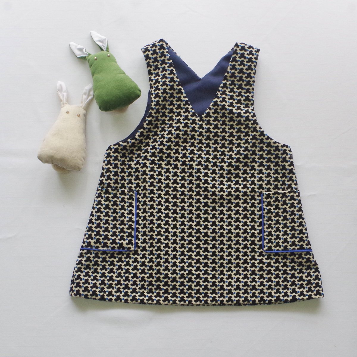 Fabholic على تويتر レトロな柄のvネックジャンパースカートをminneに載せました コーデュロイ生地のワンピースです ハンドメイド ハンドメイド子供服 Vネックジャンパースカート 秋冬服 Minne New Minneで販売中 Vネックジャンパースカート レトロ 90 110 Minne