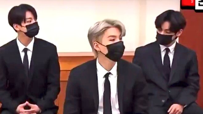 tkchronicles's tweet photo. TAEHYUNG SAW JUNGKOOK LOOKING AT HIM SO HE JUST HELD HIS HAND IM DEVASTATED https://t.co/SFBCLVfaUO