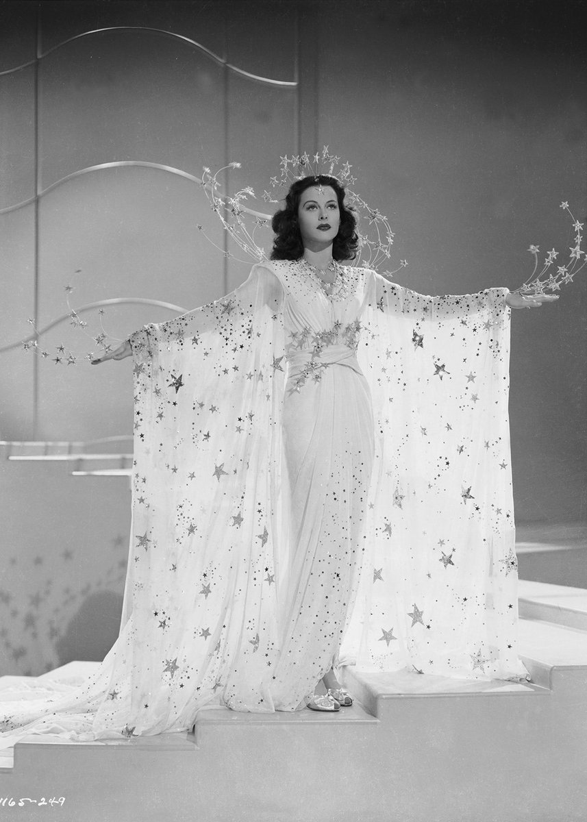 Emily Blunt channeling “Old Hollywood” wearing this Miu Miu look inspired by Hedy Lamarr from the 1941 film ‘Ziegfeld Girl’! Absolutely stunning!!! 😍❤️💕👑✨

#MetGala #MetGala2021   #EmilyBlunt