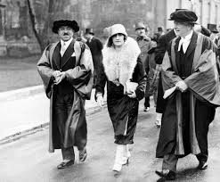 hey_zara's tweet image. Queen Soraya of Afghanistan - chic 1920s glamour! 🇦🇫 

#AfghanWomen #AfghanistanCulture #QueenSoraya #KingAmanullahKhan #DoNotTouchMyClothes #Afghanistan  #TalibanTerror