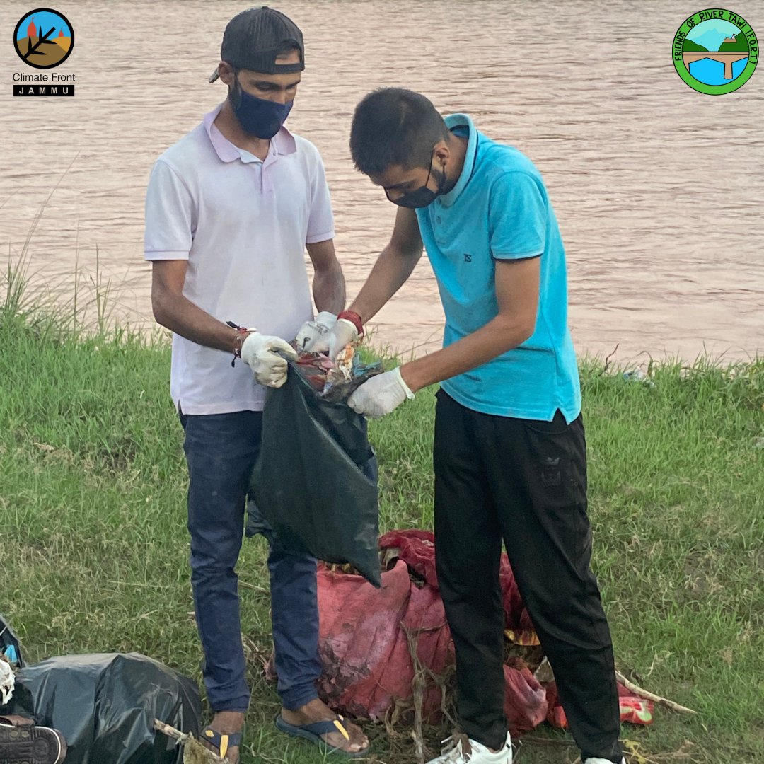 ClimateFrontJMU's tweet photo. ||Sunday-12 September 2021||

The FORT volunteers have been carrying out their weekly clean-up drives with consistency. We've been following the drill every weekend. However, the authorities have been acting surprisingly ignorant.

#Jammu #SaveTawi #FriendsofRiverTawi https://t.co/9ycTAlEMXe