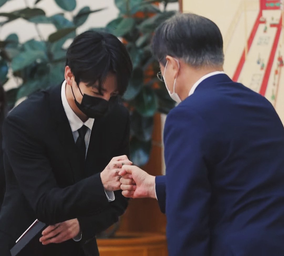 Jeon Jungkook, 24 tuổi, Đặc phái viên của Tổng thống Hàn Quốc về Văn hóa và Thế hệ Tương lai.👏👏💗
OUR PRIDE JUNGKOOK
BTS SOUTH KOREA'S PRIDE
#정국 #JUNGKOOK #방탄소년단정국