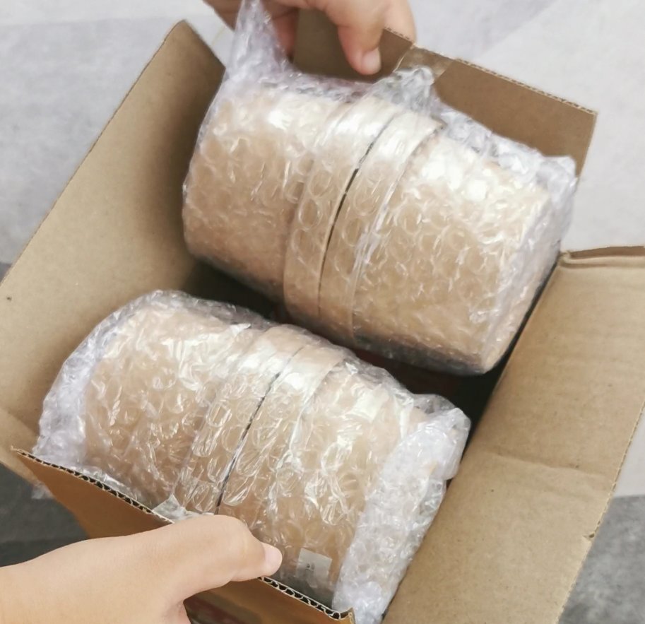 ราคาของ มีค่าส่งอีก50กว่าบาท++(ค่าส่งขึ้นอยู่กับจำนวนที่สั่ง) ร้านแพคมาดีนะ ติดกระป๋องขนมที่ห่อบับเบิ้ลแล้วไว้กับฝากล่องแล้วเอากล่องใส่ซองของขนส่งอีกที

ตอนเราสั่งร้านแจ้งรอบส่งไว้แต่แรก
พอเปิดรอบร้านจะส่งลิงค์เข้าหน้าร้านในไลน์มาให้ ใช้เวลาส่งจากร้านมาถึงเราไม่เกิน2วัน