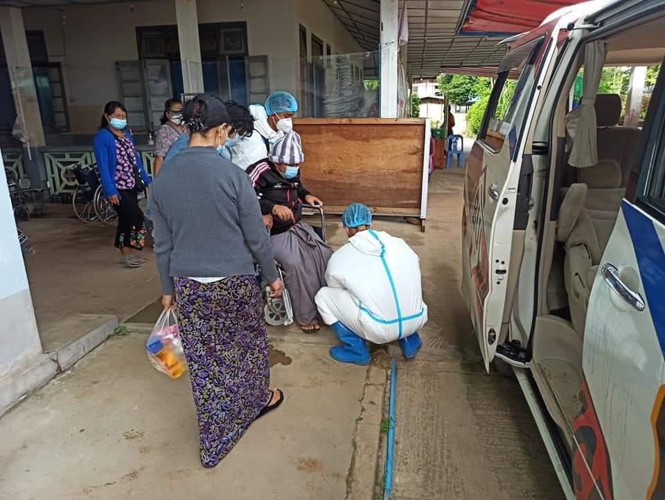 Haruonchill's tweet photo. Junta Terrorists reinforced with armored tanks and military vehicles amid the clashes near Battalion54 in #Loikaw Tsp last night (Sep13) and fired shots &amp; heavy arms at random — KILLING a woman, WOUNDING a 42yo man in the thigh &amp; damaging several houses.
#WhatsHappeningInMyanmar https://t.co/fian192anE