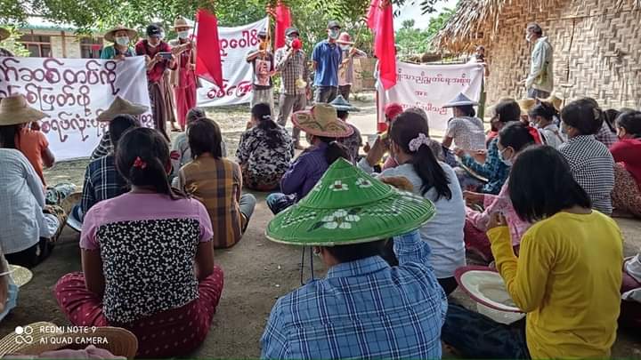 susandarhtet's tweet photo. Protest against military dictatorship &amp; showing their support to @NUGMyanmar by residents from eastern part of Yinmarpin &amp; northern part of Salingyi, Sagaing Region. 

#AcceptNUG_RejectMilitary
#Sep14Coup 
#WhatsHappeningInMyanmar https://t.co/OCUxK9LWma