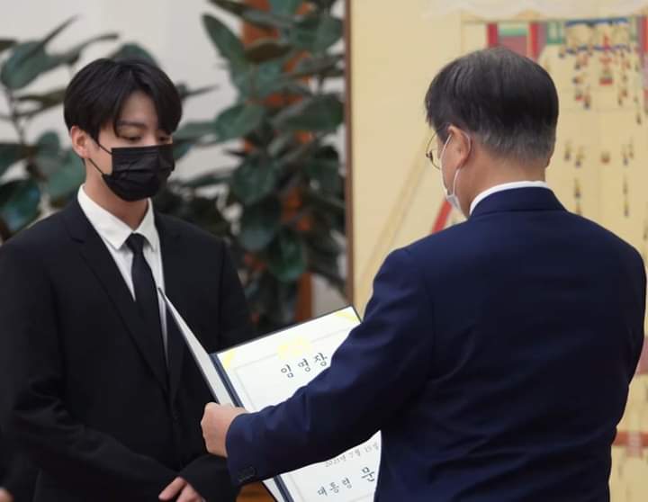 Đây là chàng trai mới 24 tuổi  được bổ nhiệm đặc phái viên tổng thống ,người nhỏ tuổi nhất đạt được,chúc mừng kookie 
OUR PRIDE JUNGKOOK
BTS SOUTH KOREA'S PRIDE
#정국 #JUNGKOOK #방탄소년단정국