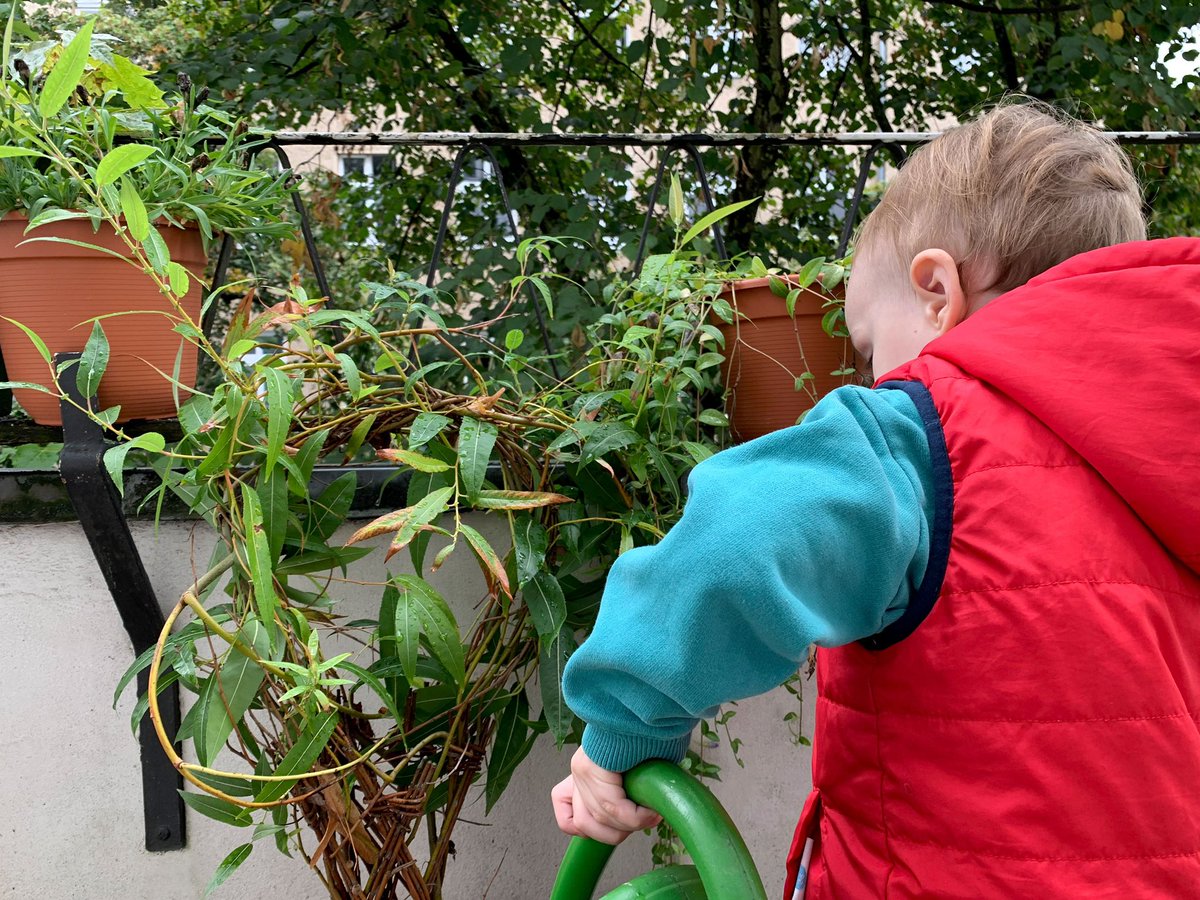 kienitzer16 (@kienitzer16) on Twitter photo Schon unsere Jüngsten helfen in der Hausgemeinschaft mit: Während die Nachbar*innen im Urlaub sind, sorgt unser jüngster Nachbar dafür, dass die Blumen genug Wasser bekommen. Schon unsere Jüngsten helfen in der Hausgemeinschaft mit: Während die Nachbar*innen im Urlaub sind, sorgt unser jüngster Nachbar dafür, dass die Blumen genug Wasser bekommen.