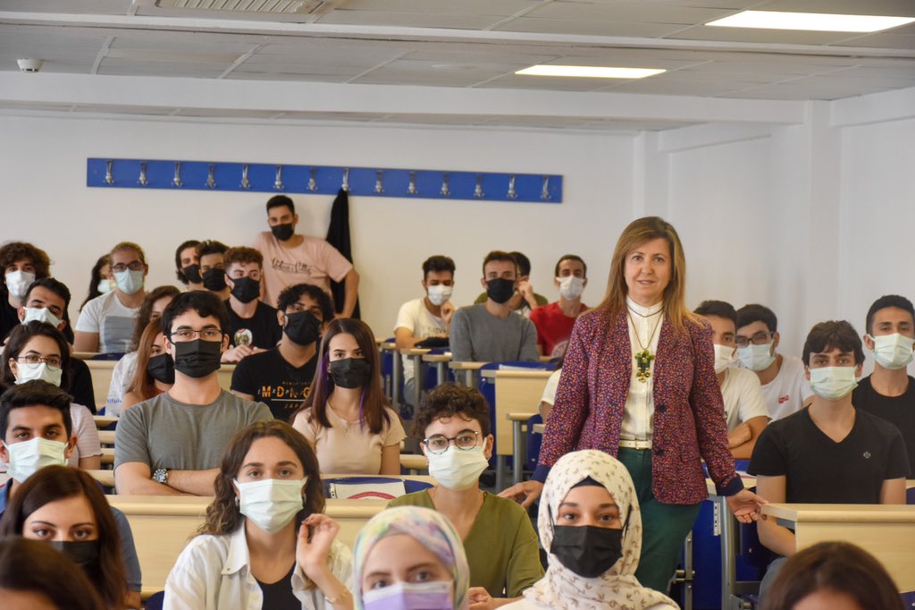 tbedriye1's tweet photo. Yüz Yüze Eğitime başlayan sevgiliTıp Fakültesi öğrencilerimiz için düzenlenen Oryantasyon programı ile amfide, yüz yüze buluşmaktan büyük mutluluk duydum. Sevgili öğrencilerime, üniversitemizde alınan Covid-19 önlemleri ile birlikte sağlıklı ve başarılı bir öğretim yılı dilerim. https://t.co/QfVewLxpuX