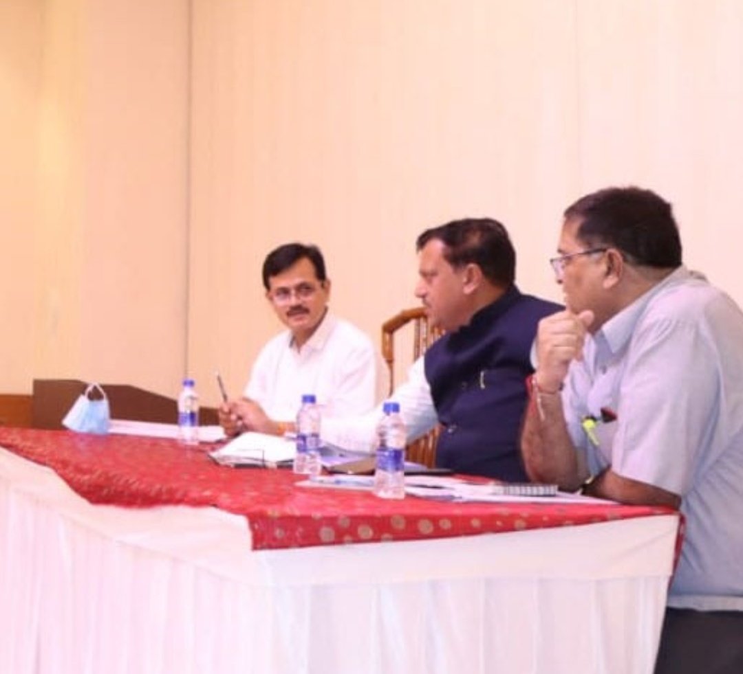 cooperativedept's tweet photo. शासकीय उचित मूल्य दुकानों का संचालन बेहतर ढंग से करें : @bhadoriabjp
---
शासकीय उचित मूल्य दुकानों का सेल्समेन बेहतर ढंग से संचालन करें। शिकायत मिलने पर कार्यवाही होगी। सहकारिता मंत्री डॉ. अरविंद सिंह भदौरिया ने सोमवार को ओरछा में अधिकारियों को समीक्षा बैठक में यह निर्देश दिए। https://t.co/MFBdFxb1B1