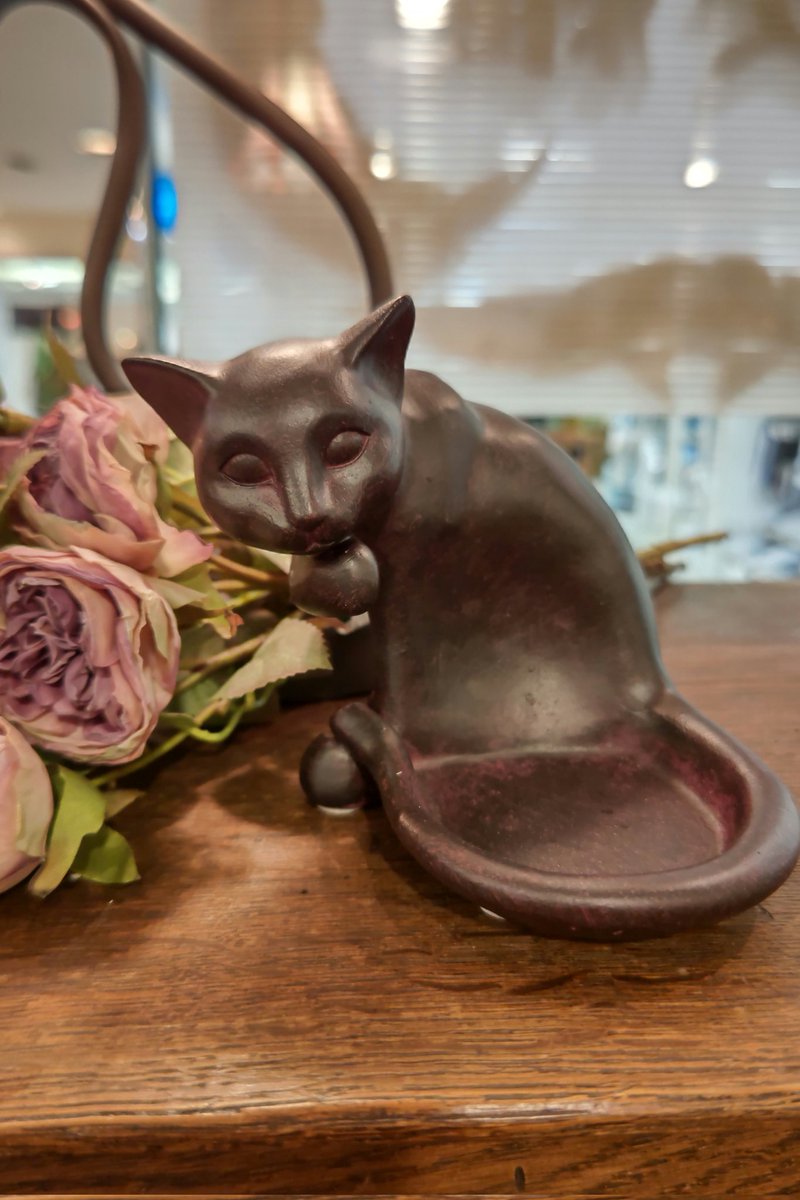 茨木市の雑貨店 婆娑羅 オススメ商品のご紹介です しっぽ巻き猫の小物入れ です お好きな小物入れてお部屋に置いてください 10 税 バサラ さんポチ 三和ポチット 茨木市 阪急茨木 猫好き 猫オブジェ ガーデニング アンティーク