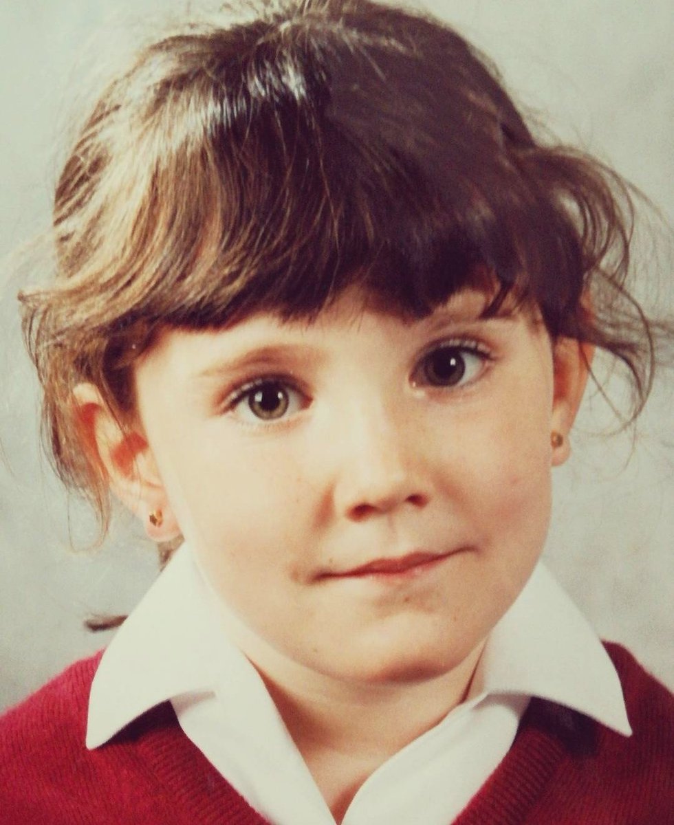 A esta pipiola de uniforme le diría lo que ya entonces le decía su madre:  "Trata a los demás como te gusta que te traten a ti". Un consejo fácil pero que te abre muchas puertas y te hace ser muy feliz ☺️ #ThisLittleGirlisMe <a href="/InspirinGirlsE/">Inspiring Girls Esp</a>