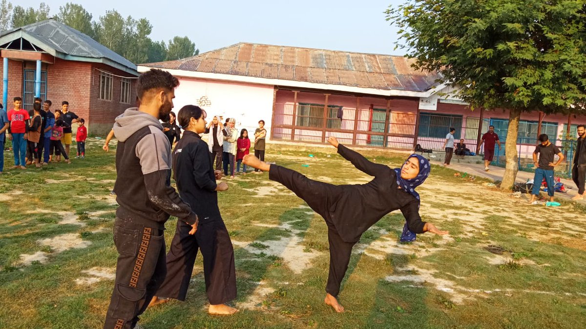 FirdousLone007's tweet photo. "Winning doesn't always mean being first, it means you are doing better than before''
#IndianArmy organised a Self Defence Coaching Camp for children from #Pulwama. #IndianArmy
#MetGala #Bitcoin #BBNajia6 #gntmgr #aespa #TheBigInterview #ItalianGP https://t.co/S8xqwCyZAi