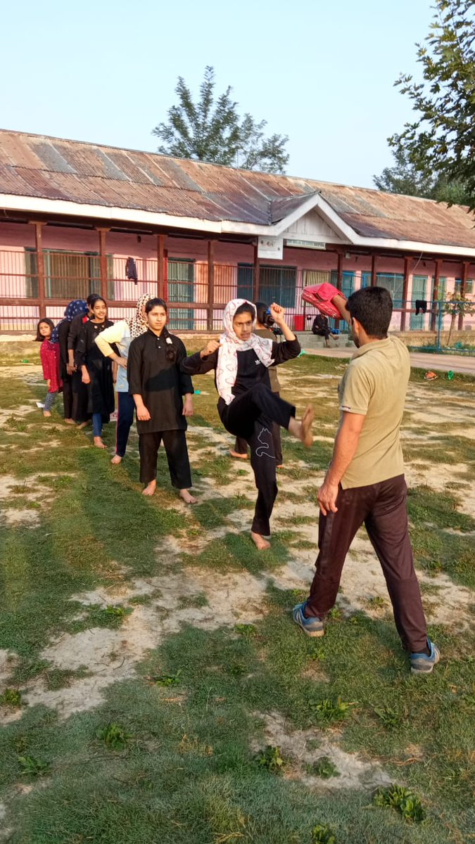 FirdousLone007's tweet photo. "Winning doesn't always mean being first, it means you are doing better than before''
#IndianArmy organised a Self Defence Coaching Camp for children from #Pulwama. #IndianArmy
#MetGala #Bitcoin #BBNajia6 #gntmgr #aespa #TheBigInterview #ItalianGP https://t.co/S8xqwCyZAi