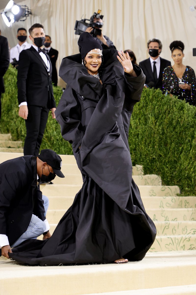 i_D's tweet photo. She’s done it again 🖤 #Rihanna #MetGala2021 https://t.co/01six0xmaM