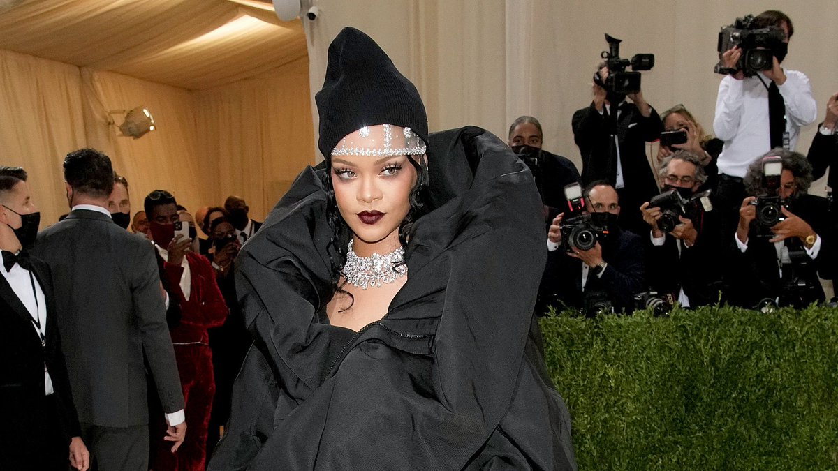 i_D's tweet photo. She’s done it again 🖤 #Rihanna #MetGala2021 https://t.co/01six0xmaM