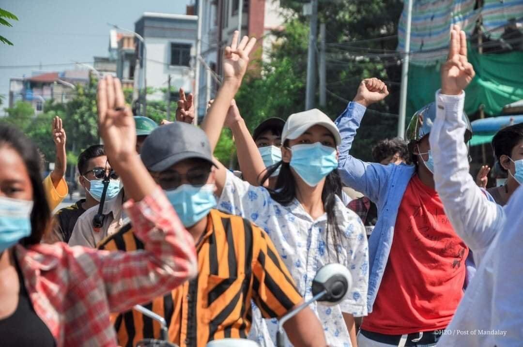 University students from #Mandalay march on the streets to protest against military dictatorship today.
#WhatsHappeninglnMyanmar 
#Sep14Coup 
#KyawMoeTunRepresentsMyanmar 
#UN_RecognizeNUG