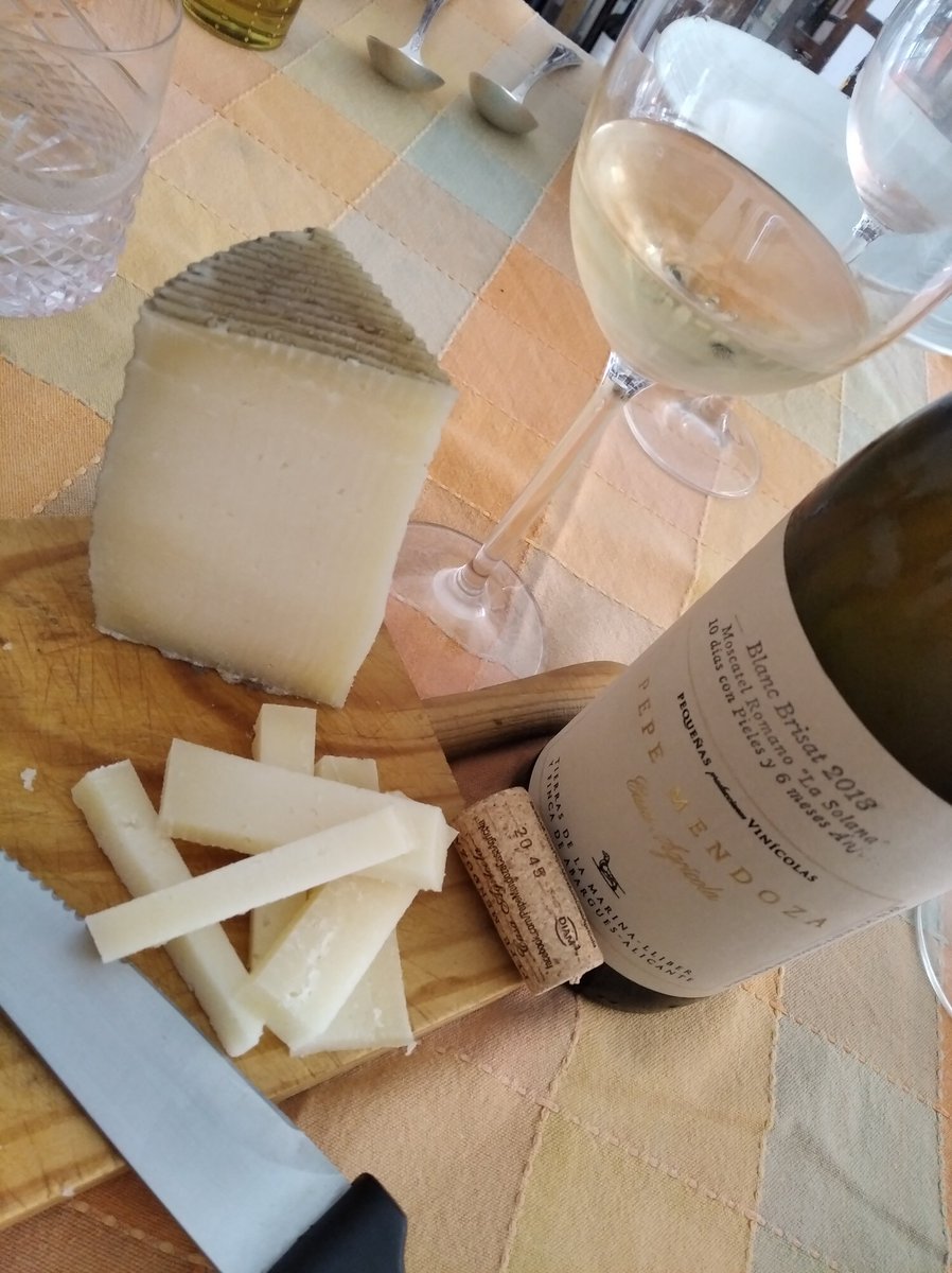 La felicidad está en las pequeñas cosas: un poco de queso y un espléndido vino del gran Pepe Mendoza C Agrícola : Blanc Brisat Ánfora 2018.

Y todo ello, en la mejor compañía.